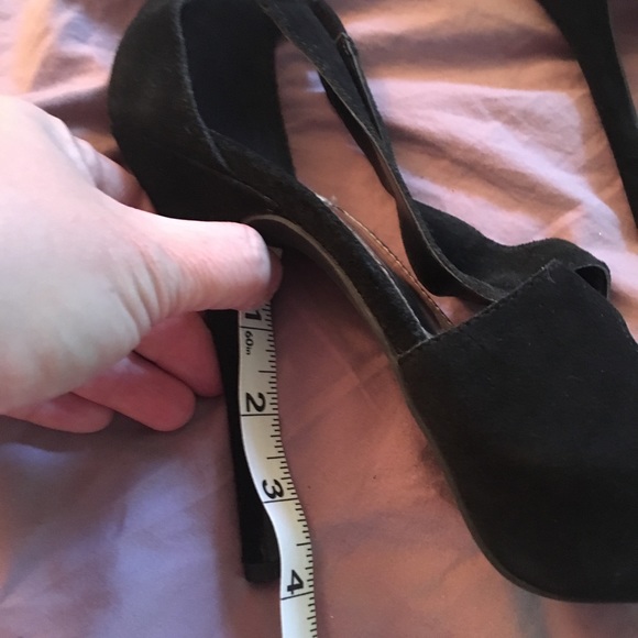 EUC Steve Madden sz 9 black suede heels, zip back - Picture 7 of 7